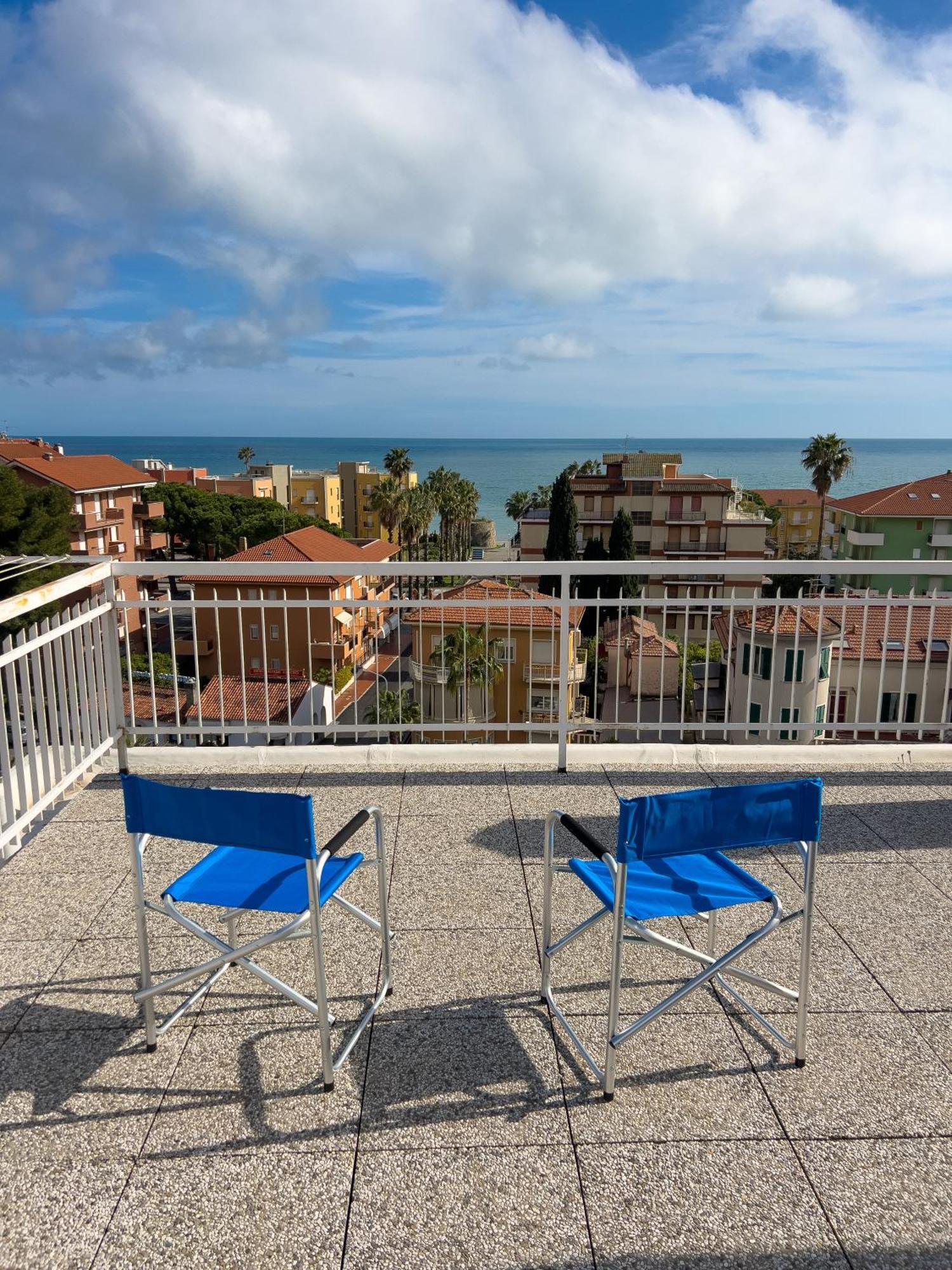 Casa Carlotta Lägenhet San Bartolomeo Al Mare Exteriör bild